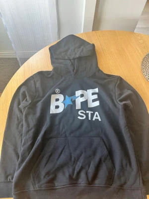Bape Hoodie - Köpt begagnat. Storlek XL men sitter mer som L eller oversized M. Pris kan diskuteras! 