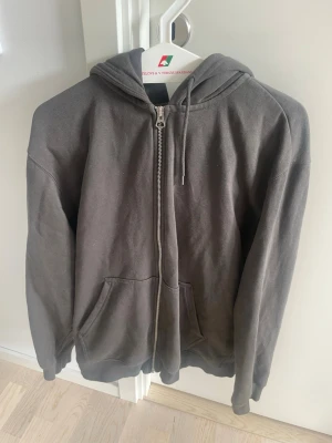 Weekday kofta - Säljer denna weekday kofta som är som ny! Storlek M