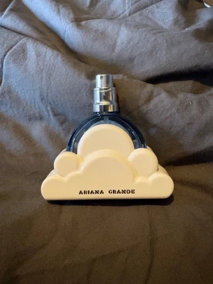 Ariana Grande Cloud parfym - Säljer en Ariana Grande Cloud parfym, den ät 30ml men använd så lite mer än hälften kvar!
