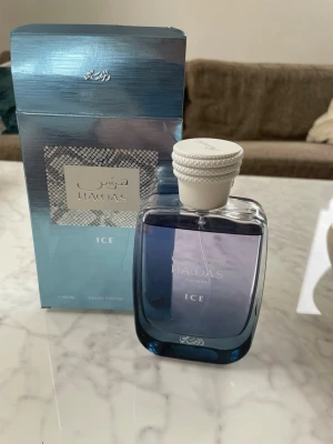 Hawas Ice parfym för honom - Hawas Ice från Rasasi är en parfym för honom med en stilren, rektangulär flaska i blått glas och vit kork med repdetalj. Förpackningen är metallicblå och ger en fräsch, modern känsla. Doften är Eau de Parfum och flaskan rymmer 100 ml. Flaskan knappt använd. 