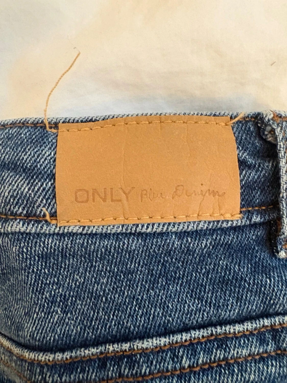 Blå jeansshorts med upprullad kant - 2
