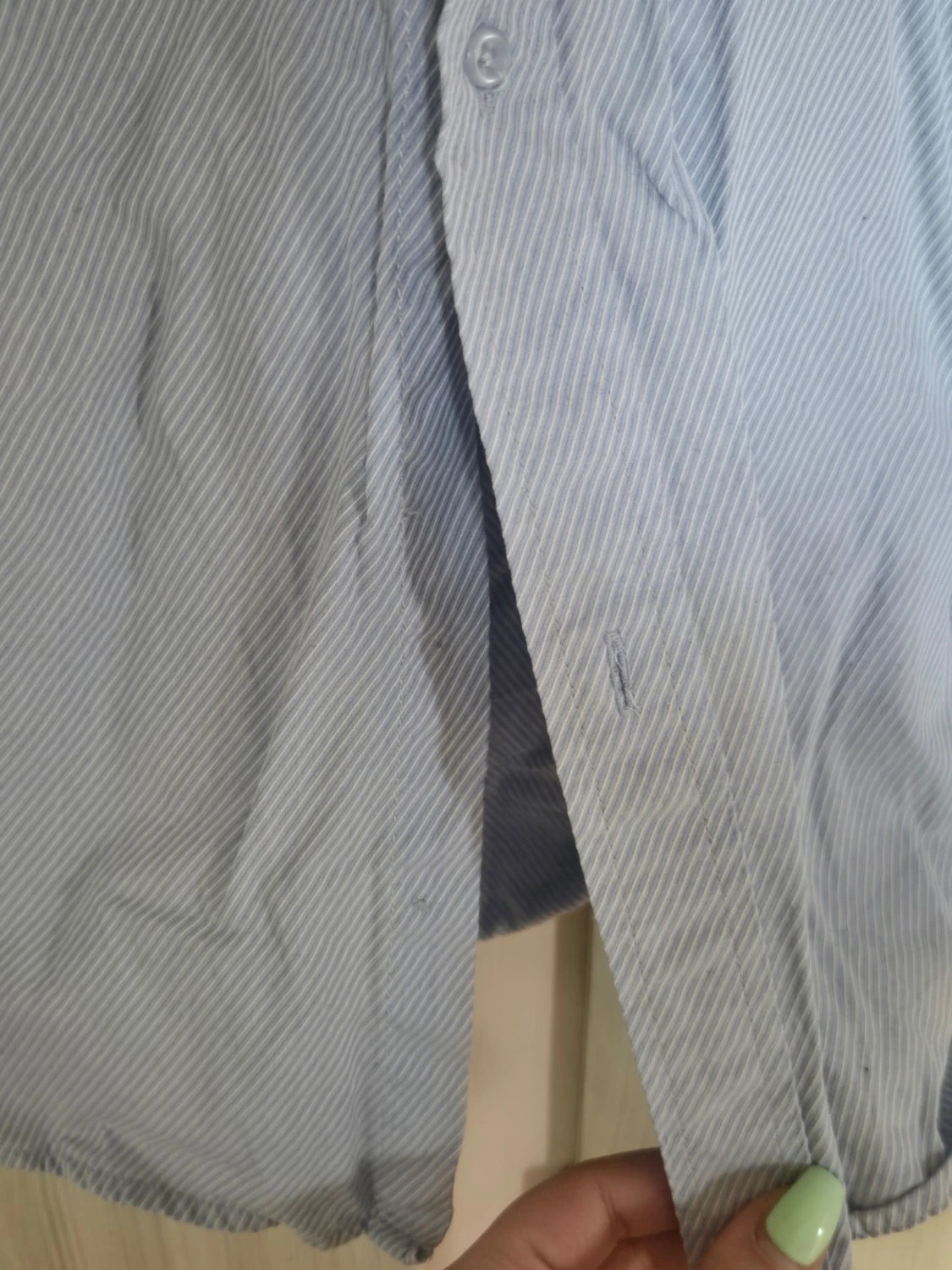 Ljusblå skjorta med diskret mönster - 4