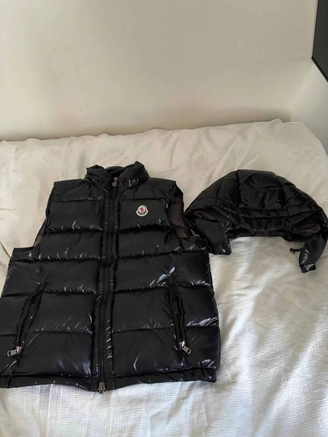 Svart dunväst från Moncler med huva - 3