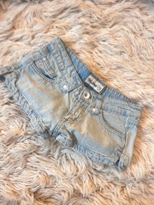 Superlowrise jeansshorts - Storlek xxs midja ca 34 rakt över