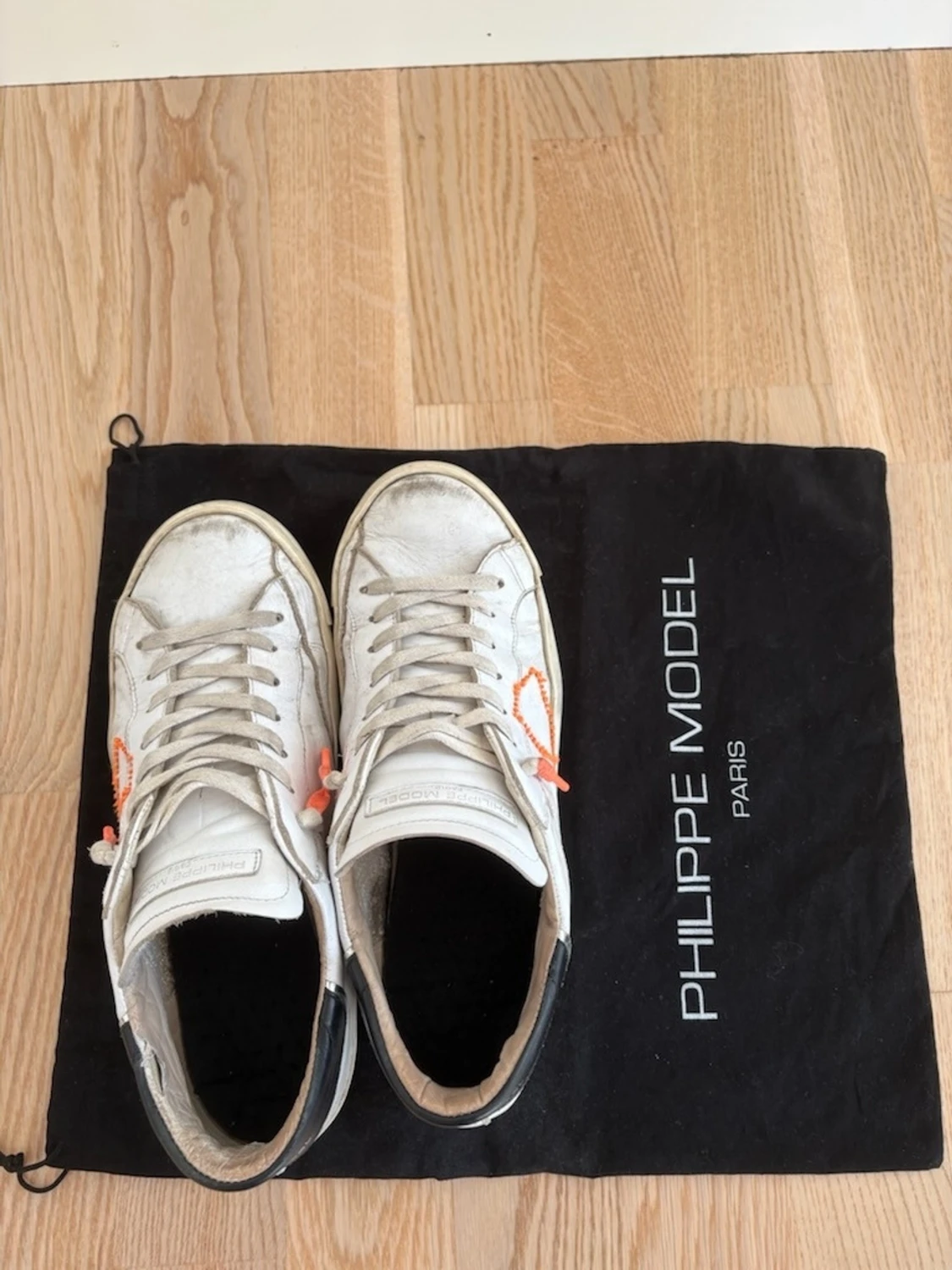 Philippe Model vita sneakers med orange detalj - 2