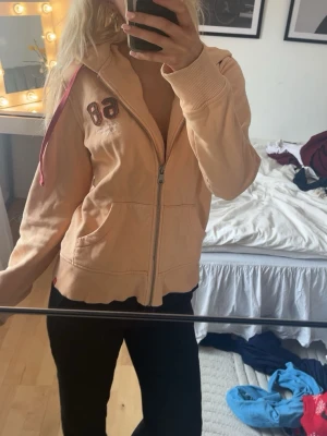 Huvtröja - Jätte fin Huvtröja med en fin orange färg, 2000 tals stil