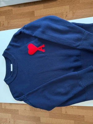 Ami Paris tröja - Säljer nu min Ami Paris tröja i storlek L säljer den nu eftersom jag tycker den är lite för stor tröjan är i bra skick.