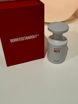 Borntostandout NUTS Eau de Parfum - Borntostandout NUTS Eau de Parfum. Fantastisk doft som sitter länge. Min mest komplimenterade parfym jag haft. Nypris runt 2235kr. Använt uppskattningsvis 10-15 sprut, flaskan i princip full. Kvitto finns, köpt på parfym.se. Tyvärr blivit litet märke på flaskan som du kan se på bilden 