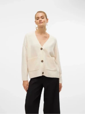 Krämvit kofta med stora knappar - Mysig krämvit kofta med v-ringning och stora bruna knappar framtill. Två rejäla fickor på framsidan och avslappnad passform. Perfekt att slänga över en t-shirt eller topp för en chill look.