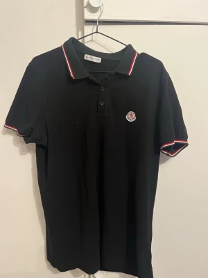 Hm pikétröja med röd/vit kant XL - Klassisk svart pikétröja 