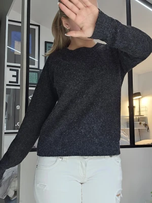 Mörkgrå stickad tröja - vero moda  - En mörkgrå stickad tröja från vero moda i storlek XS, använd några gånger men fortfarande i fint skick 💕
