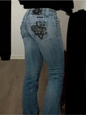 Ljusblå bootcut miss me jeans - RESELL! La ut dem direkt efter jag provat då de inte passade mig. Hade sagt att det skulle varit storleken xxs/xs. Det hade ett litet håll lite längre upp vid innelåret men har sytt om det. En kedja på bakfickan är också lite av fast det märks knappt då när jag haft på mig dom förut har man knappast ens sett det. Skriv till mig om du har några frågor, kommer försöka svara så snabbt jag kan!! KOM MED PRISFÖRSLAG!!💕💕