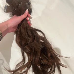 4 paket Hello bombshell tejp extensions - Säljer mina gamla hellobombshell tejp extensions, har används i endast 1 år. Det är 4 paket, fästena är 3cm och längden 50cm (har klippts under året så skulle tro de är 45cm nu) i färgen ”lets go to cabo”. Nypris för detta ligger runt 6000kr. Vill påpeka att håret säljs med det gamla tejpen kvar dvs man får själv köpa från deras egna hemsida tejpremover och nya tejpbitar men de kostar endast 630kr.😊