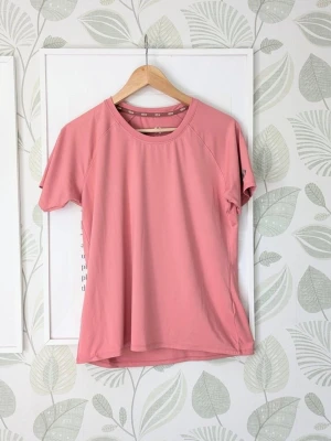 Träningstshirt Lager 157 Storlek M - Jätteskön elastisk träningstshirt. - Lite längre modell. - Normal i storlek passar även L. - Använd 1 gång så i jättefint skick jag hittar inget att anmärka på. - Jag kan ha missat någon miniskavank men jag har försökt att granska så gott det går.