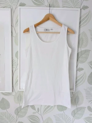 Linne Halens Storlek 36/38 - 38/40 - - Jätteskön elastiskt linne i 100% bomull. - Lite längre modell. - Stl 36/38 men ekomenderas till stl 38-40. - Oanvänd. - Jag kan ha missat någon miniskavank men jag har försökt att granska så gott det går