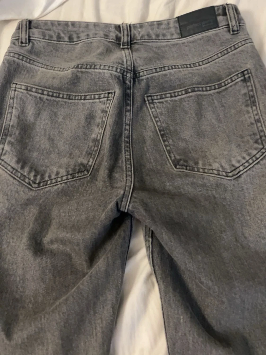 Grå raka jeans från Gina Tricot - 1