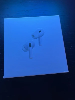 AirPods Pro 2 USB-C - Säljer ett par vita Apple AirPods Pro (2nd generation) med MagSafe-laddningsetui och USB-C. Trådlösa in-ear hörlurar med silikontoppar och stilren design. Perfekta för musik, samtal och brusreducering. Levereras i originalförpackning. Har även tvättat dom så de är redo för nästa användare.