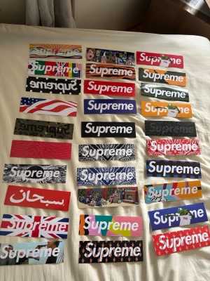 30 Supreme box logo stickers mix - ‼️‼️kan sälja individuella för 200kr styck eller lite mindre för dem som jag personligen inte gillar‼️‼️Stor samling Supreme box logo stickers i olika färger och mönster, inklusive klassisk röd, svart, blå, camo, amerikanska flaggan och flera limited edition designs. Rektangulära klistermärken i plast eller vinyl, perfekta för att pimpa laptop, skateboard eller mobil.