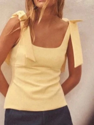 Gul linnetopp med knytband - Säljer denna från Zara i xs! Använd cirka 2 gånger💓