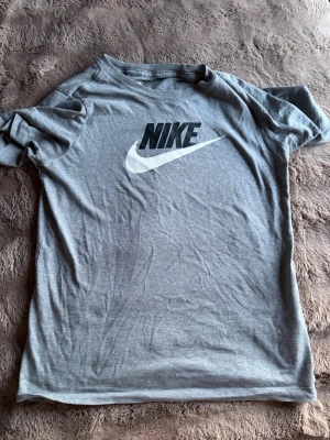 Grå Nike t-shirt med logga - Snygg grå t-shirt från Nike 