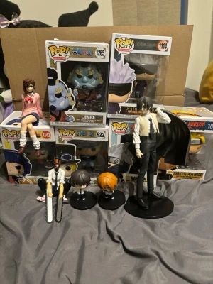 Figurer och Funko Pops - Säljer 6 styckna funko pops och 5 figurer för priset som är satt. Detta inkluderar:  Naruto Funko Pop, Kakashi Funko Pop, Gojo Funko Pop, Jiro Funko Pop, Sabo Funko Pop, Jinbe Funko Pop, chainsaw man figure, momo figure, chibi Dazai figure, chibi Chuuya figure och en dazai figure. Kan ta vissa offer dock och säljer inte för det mesta separat. Säljer pga behöver mer plats för annat. Vissa funkos har lite rivna kartonger men kvaliteten är fortfarande bra. Packar säkert och skickar