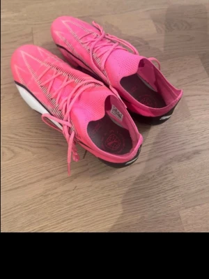 Puma storlek 42 - Storlek 42, använd endast två matcher på konstgräs 