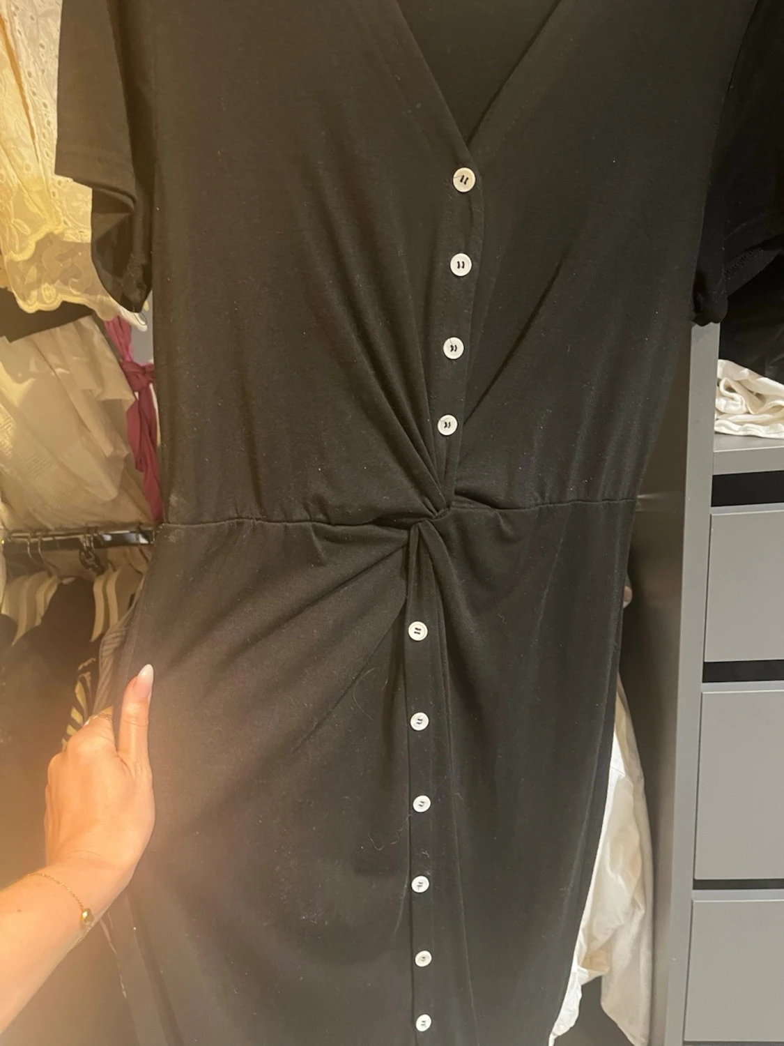 Svart långklänning med knappar - 2