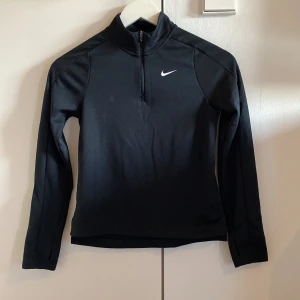 Svart Nike half zip träningströja - Svart långärmad träningströja från Nike med vit logga på bröstet. 🖤