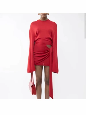 Arakii röd - Hej! Söker denna klänning från Arakii, om du säljer den ge gärna ett prisförslag. Vill så gärna ha på min systers student❤️