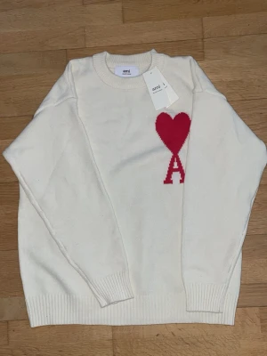 Vit Ami Paris Tröja med red hjärta Size- L - 🔥✨ Svart Nike Miller Set ✨🔥 📏 Storlek: L – sitter riktigt bra 💯 Skick: 10/10 – nytt 🧸 Mjukt & superbekvämt material 💪 Perfekt för både träning och vardag 👟 Clean, stilren och lätt att matcha ⚡️ Riktigt snygg fit – passar alla tillfällen 🛍️ Kommer med påse.  💸 Pris: (lägg ditt pris här) 📩 DM vid snabbt köp eller frågor  🚨 Först till kvarn gäller! 🚨 