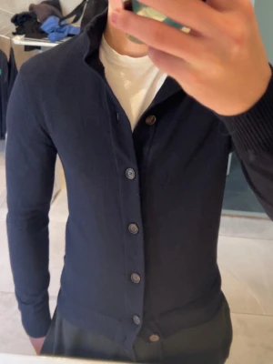 Mörkblå cardigan med knappar - Mörkblå kofta/cardigan från suitsupply med knappar och hög krage.                                               •Nypris: 1500kr•