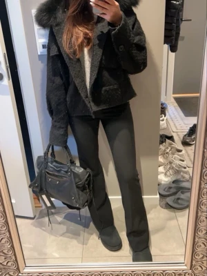 Meotine liknande kappa med pälskrage  - Säljer en upper snygg kappa från Chelsea som inte säljs längre. Nypris ca 1200kr. Storlek S. Använd få gånger