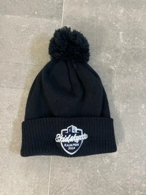 Mössa - Mössa från skidskytte kampen 2024, mörkblå/svart💕