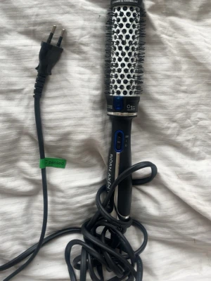 Björn Axén värmeborste - En värmeborste från Björn Axén i 30mm, använd få gånger o inga defekter alls. Säljer pga ingen användning. Och den fungerar precis som ny!