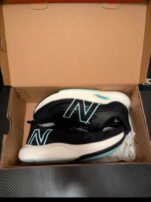New balance fuelcell - Säljer ett par helt nya skor i perfekt skick. Aldrig använda och levereras i originalkartong.  Nypris: ca 1500 kr  Mitt pris: 400 kr   Ett riktigt bra tillfälle att få ett par kvalitetsskor för en bråkdel av butikens pris.  ✔ 100% nya ✔ Originalkartong ingår ✔ Redo att skickas direkt  Kan fraktas inom hela Sverige eller så finns det Möjlighet till upphämtning i Göteborg.  Endast seriösa köpare. Skicka meddelande vid intresse eller om du vill ha fler bilder.