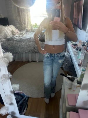 True religion jeans  - Dessa jeansen är i modell Becca men har sytt om dom så att dom är mer långmidjade. Super snygga med slitningar på knäna. 
