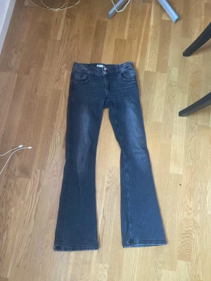 Bootcut jeans från Gina Tricot - Snygga svarta bootcut lowriste jeans från Gina Tricot i storlek 164. Klassisk femficksmodell med dragkedja och dubbla knappar fram. Jeansen har en lätt tvättad look och är tillverkade i jeansmaterial med skön stretch. Pris kan diskuteras. 💕