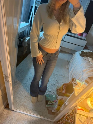 Abrand jeans  - Säljer ett par blå bootcut jeans med låg midja och klassisk femficksmodell. I superlow kick modellen från abrand. W. 26 tall, passar s. 