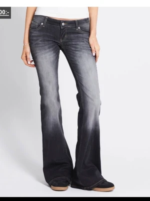 Low waist flare jeans! - Säljer ett par jätte snygga lågmidjade flared jeans från Lager 157. De är i modellen blaze och i storlek S/ short! Jeansen har bara använts 1 gång och är i väldigt bra skick💗