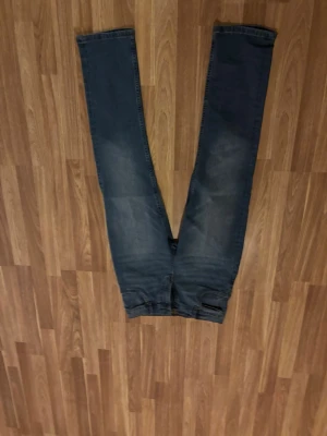 Mörkblå slim fit jeans från Lee - Snygga mörkblå slim fit jeans från Lee.