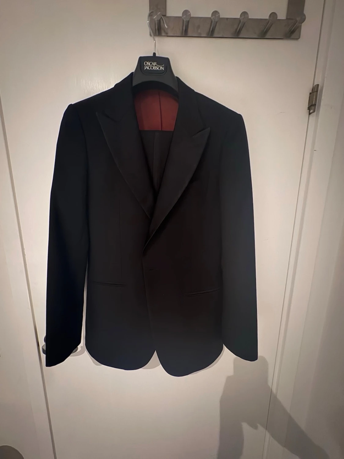Svart smoking från Suitsupply, storlek 46, allt inkluderar.