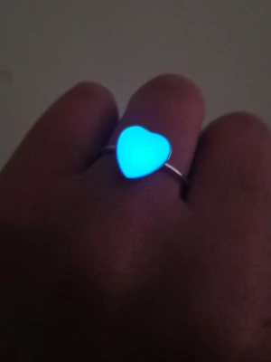 Ring med blått lysande hjärta - Unik ring med ett hjärtformat blått motiv som lyser i mörkret. Ringen har en enkel silverfärgad band och hjärtat är gjort av ett material som laddas upp i ljus och sedan glöder starkt blått. Perfekt för dig som gillar coola och iögonfallande accessoarer. Ringen är i rostfritt stål. 🌸✍️🏻// Handgjord & skapad av mig, tillverkat med högkvalitativt självlysande pigment för ett tydligt sken och lång livslängd. Tål vatten och missfärgas inte.
