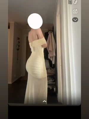 Balklänning - offshoulder ljusgul - En jätte fin balklänning från showpo som jag säljer på grund av att det var fel storlek. Den är aldrig använd och prislappen sitter kvar! Nypris var ca 1100 och pris kan diskuteras. Jag är 165 cm och har 5cm klackar på bilden!