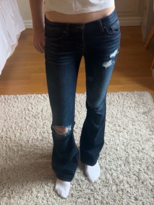 Lågmidjade jeans med hål  - Snygga lågmidjade jeans med hål i toppenskick! Midjemåttet tvärsöver 34 cm och innerbenslängden 85cm💕💕