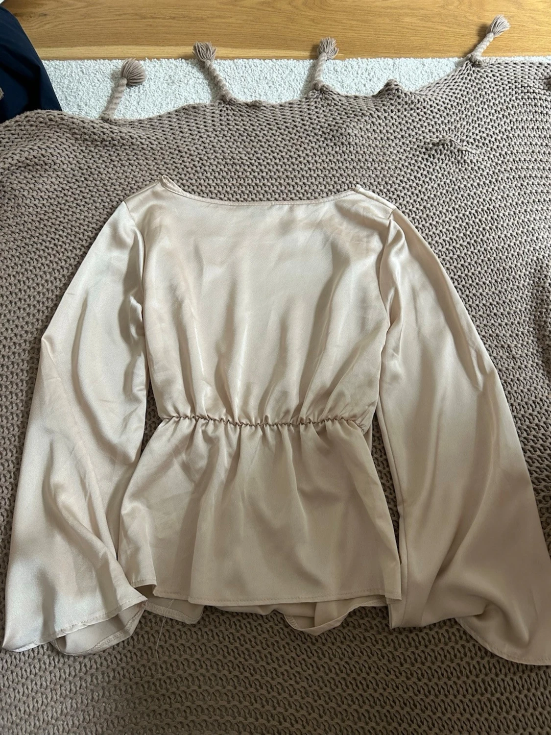 Beige satinblus med vida ärmar - ny - 2
