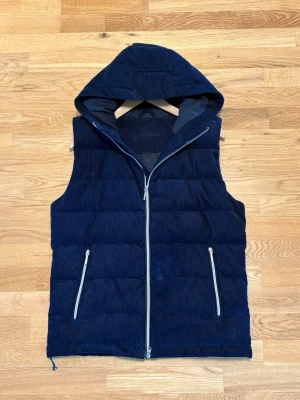 Manchester väst - Säljer denna ritkgit schyssta Manchester västen då den blivit för liten för mig. Storlek S. Bra skick. Pris 99kr, pris kan diskuteras vid snabb affär, hör av er vid frågor eller funderingar.