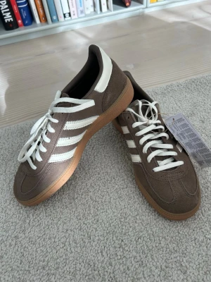BRUNA ADIDAS SNEAKERS🐌🤎🤎 - Säljer mina supersnygga Adidas Handball Spezial. Aldrig använda, nya med lapp. 🤎🤎🤎