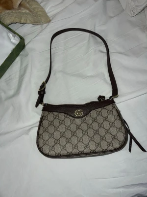 GG väska axelräms dam  - GG väska dam axelräms. Mycket fin.