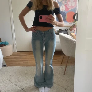 Bootcut ljusblå jeans med utsvängda ben - Snygga lågmidjade ljusblå bootcut, skriv för frågor. Väldigt fina jeans med skönt material, säljer pågrund av rensning av jeans som du kan se på mina andra inlägg🥰vi snabbt köper vi köpa två kan pris absolut diskuteras!!!