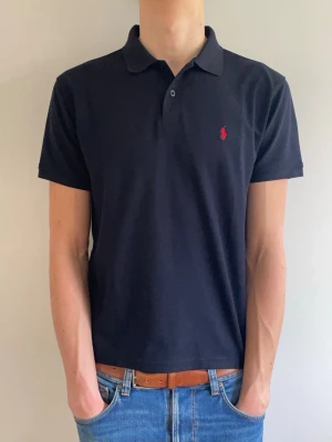 Polo Ralph Lauren Piké - Säljer denna riktigt schyssta piké från Polo Ralph Lauren. Den är i storlek M och är i riktigt bra skick utan några defekter! Tveka inte på att skriva om du har frågor eller funderingar! 🤩